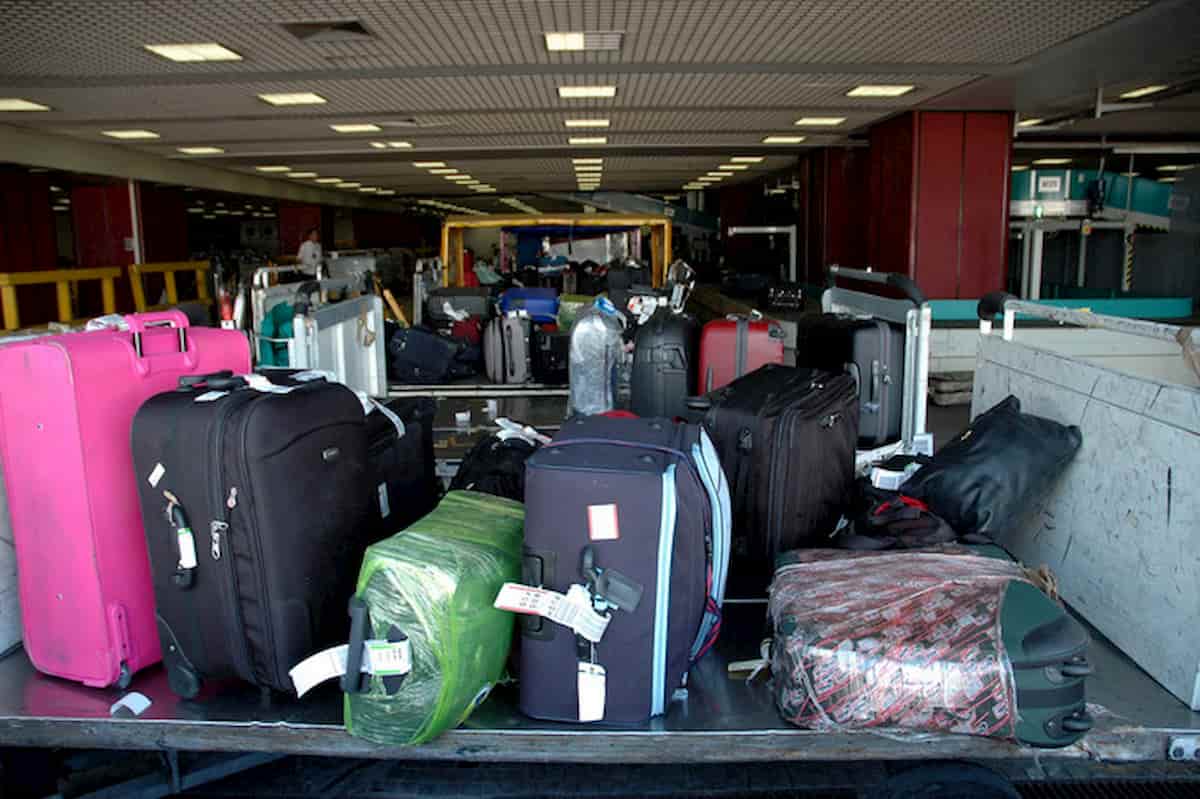 Frontiere aperte Ue, ripartono i voli: ma è caos bagagli a mano, Alitalia li vieta in cabina