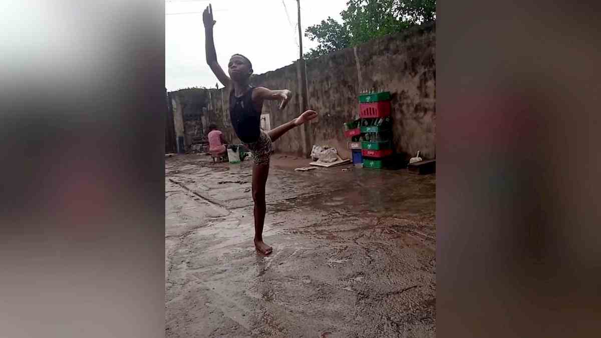 Nigeria, il bambino che balla scalzo sotto la pioggia