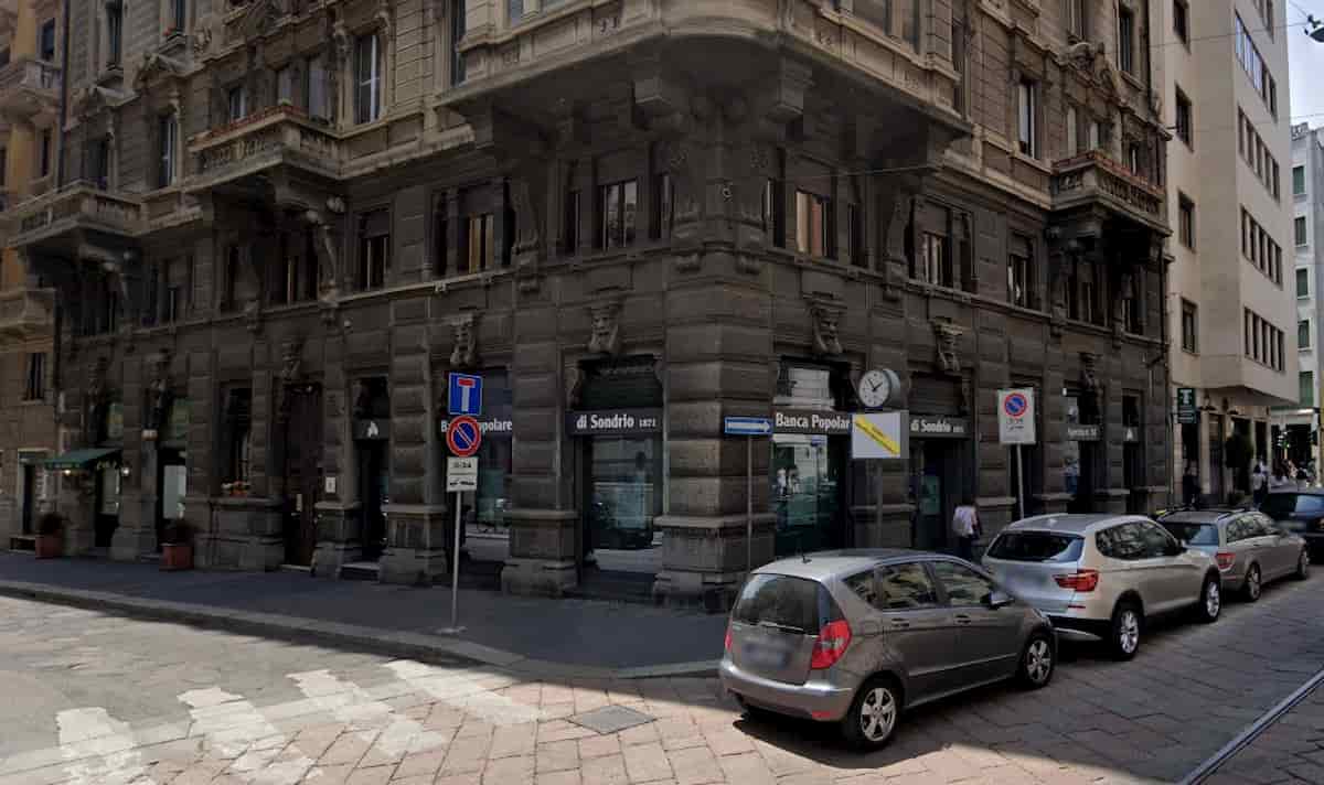 Milano, colpo in banca stile Casa di Carta: ostaggi chiusi in bagno