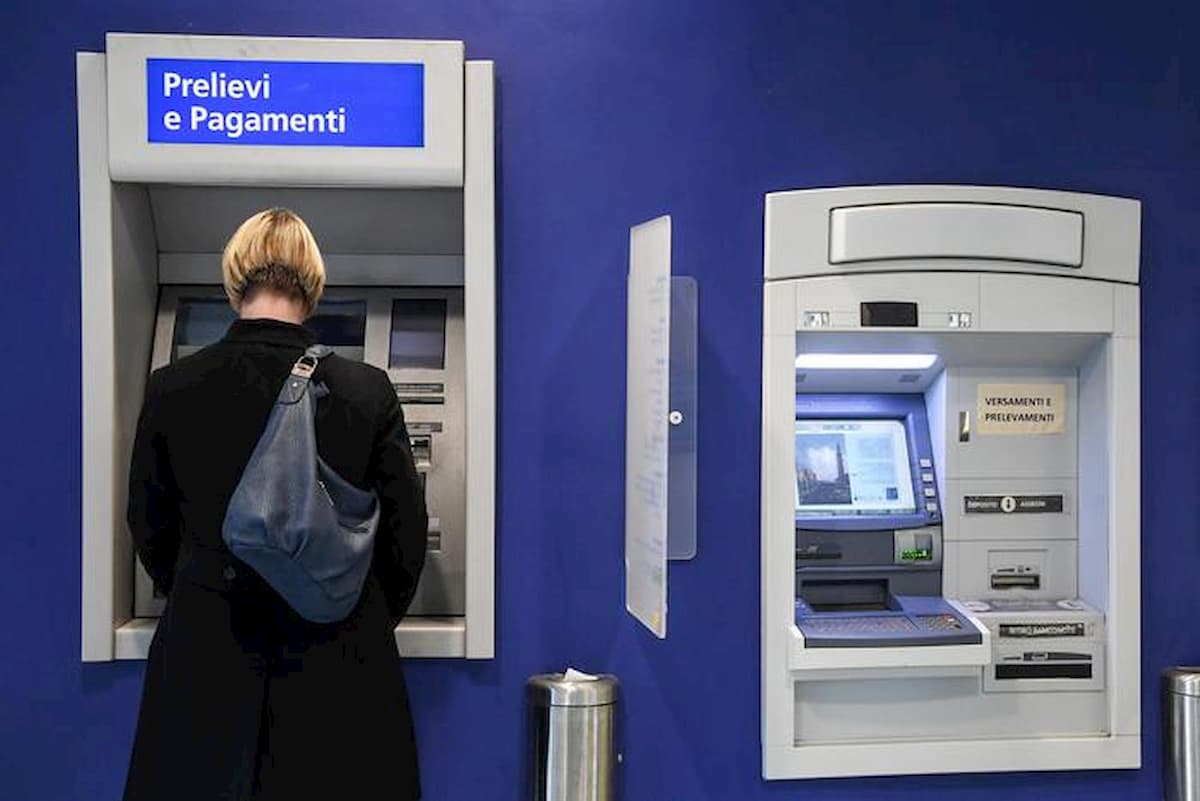 Piano Colao: una tassa sul bancomat? Guerra al contante fino all'anticipo fiscale sui prelievi