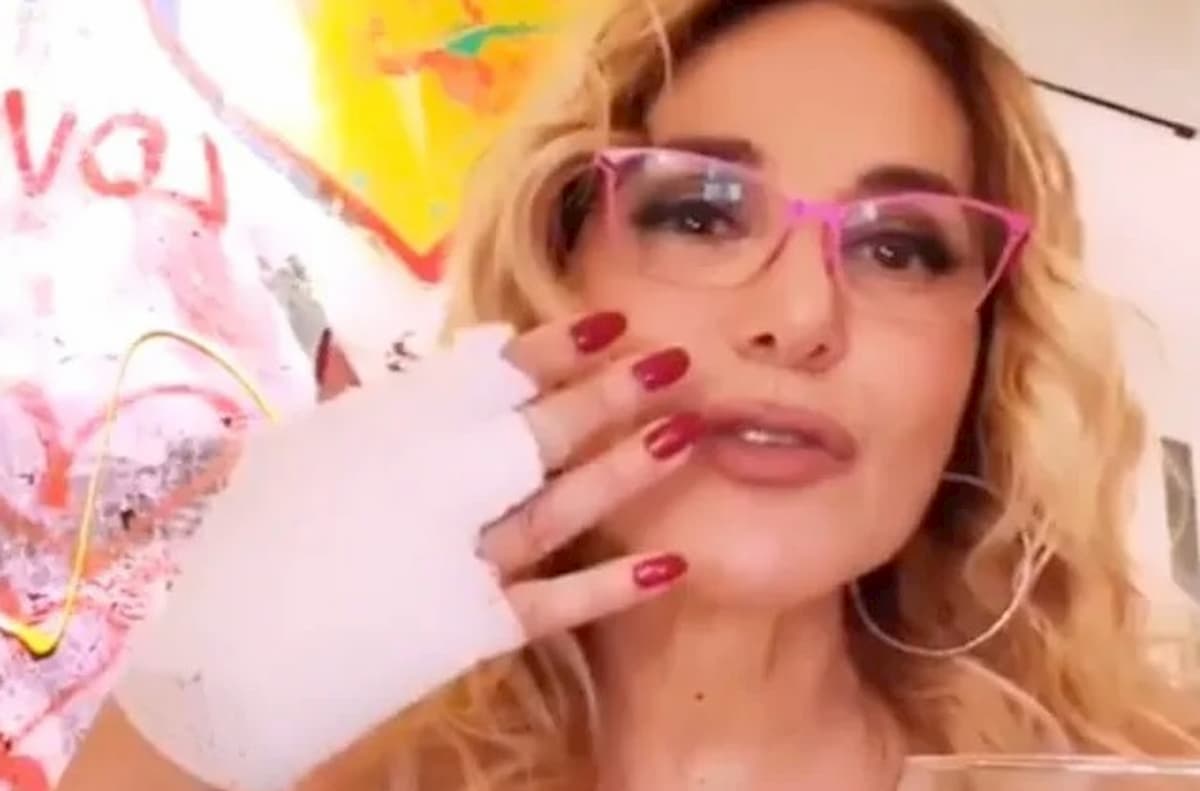 Barbara d'Urso si è ustionata ad una mano: "Mi sono fatta parecchio male, sono sotto antidolorifici"