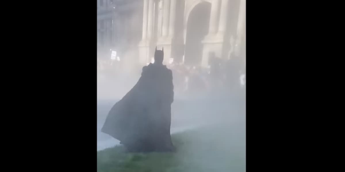 Guerriglia a Philadelphia, l'entrata in scena Batman tra i lacrimogeni e gli scontri VIDEO