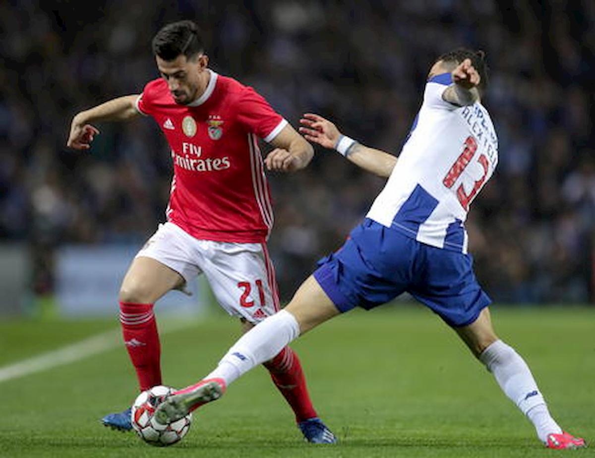 Follia a Lisbona, tifosi lanciano sassi contro il pullman del Benfica: feriti 2 calciatori