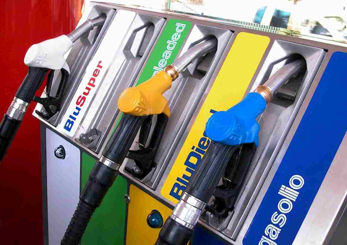 Benzina risale a 1,4 euro al litro: dopo il lockdown prezzo torna su