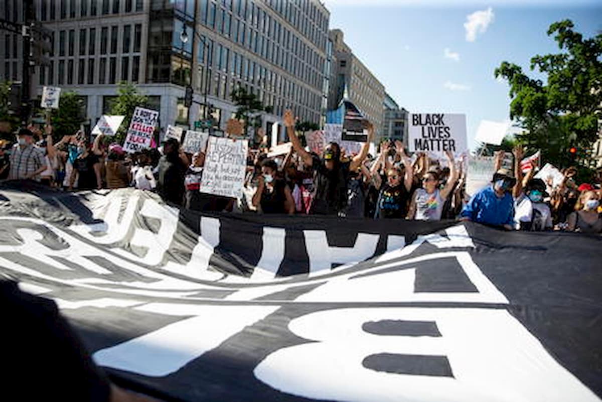 George Floyd, a Las Vegas poliziotto ferito durante le manifestazioni: è rimasto paralizzato