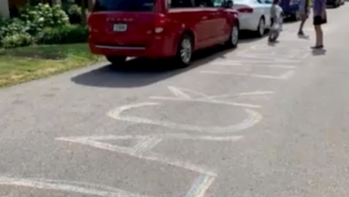 Bambina scrive Black Lives Matte sulla strada, la vicina chiama la polizia