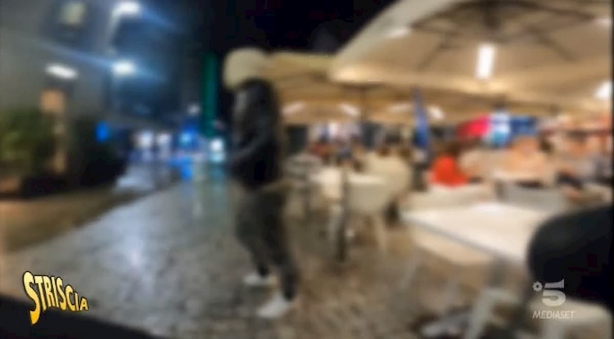 Vittorio Brumotti preso a calci e bottigliate da uno spacciatore in Corso Como a Milano