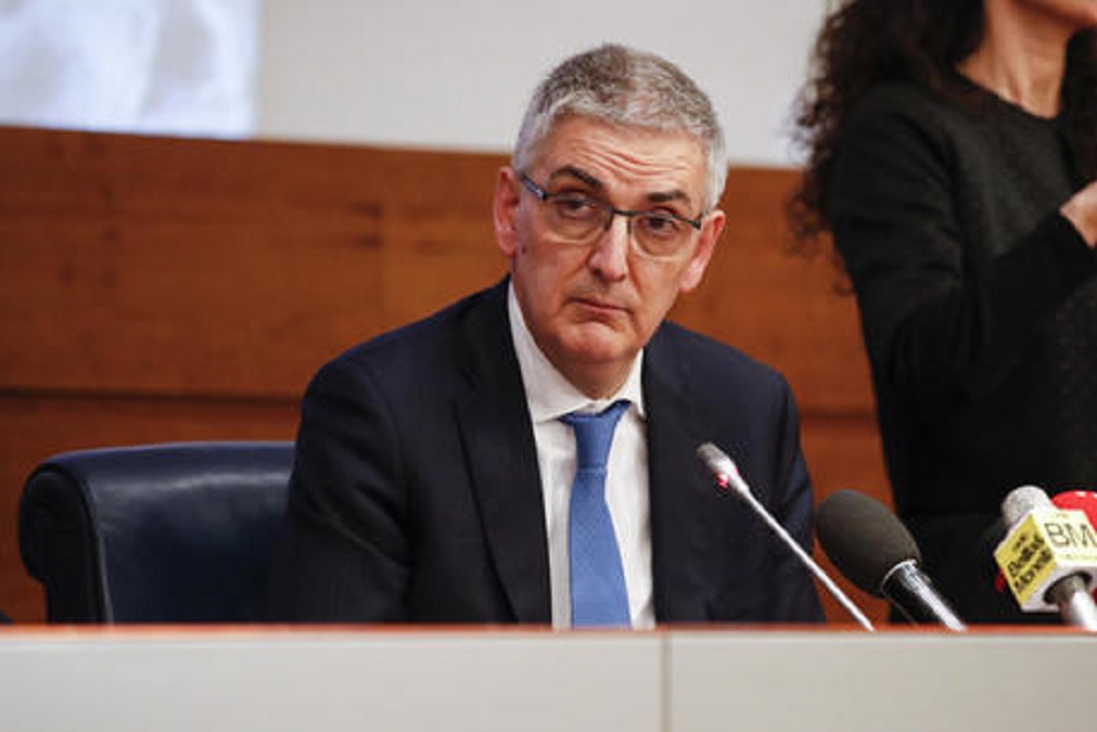 Brusaferro: "Attenti all'eccessiva disinfezione. Non utilizzare più volte la stessa mascherina chirurgica"