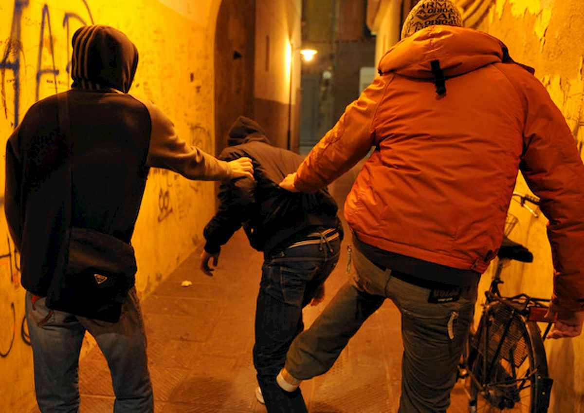 Torvajanica, 18enne pestato e accoltellato per uno sguardo di troppo. Arrestati 3 ragazzini di 16 e 17 anni