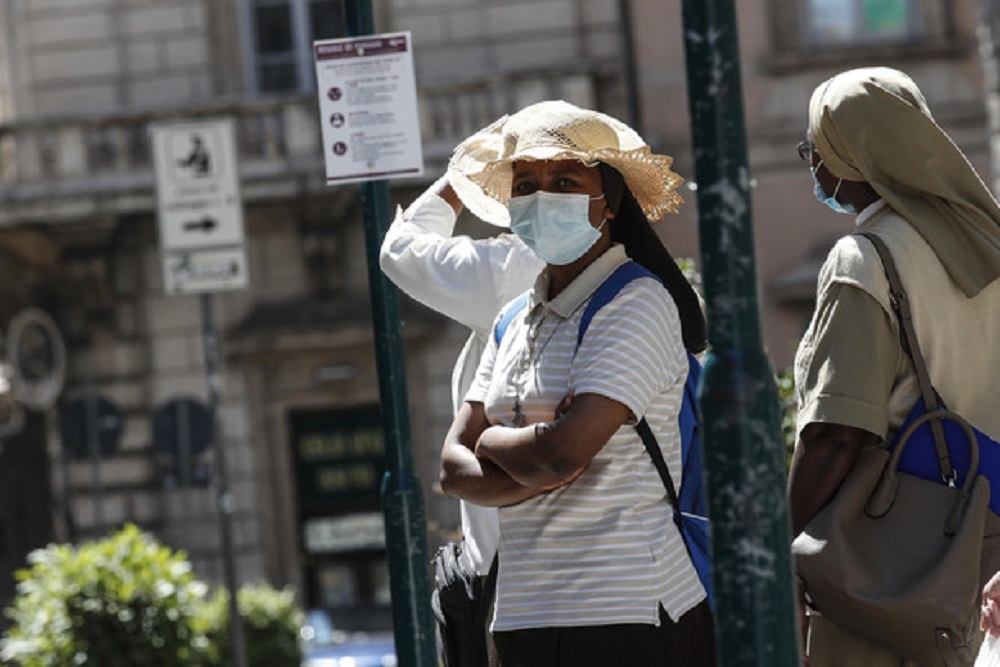 Allerta caldo a Brescia, Bologna e Perugia. Fino a 36 gradi, e con la mascherina...