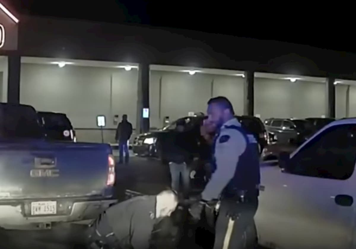 Canada, capo indigeno pestato dalla polizia VIDEO