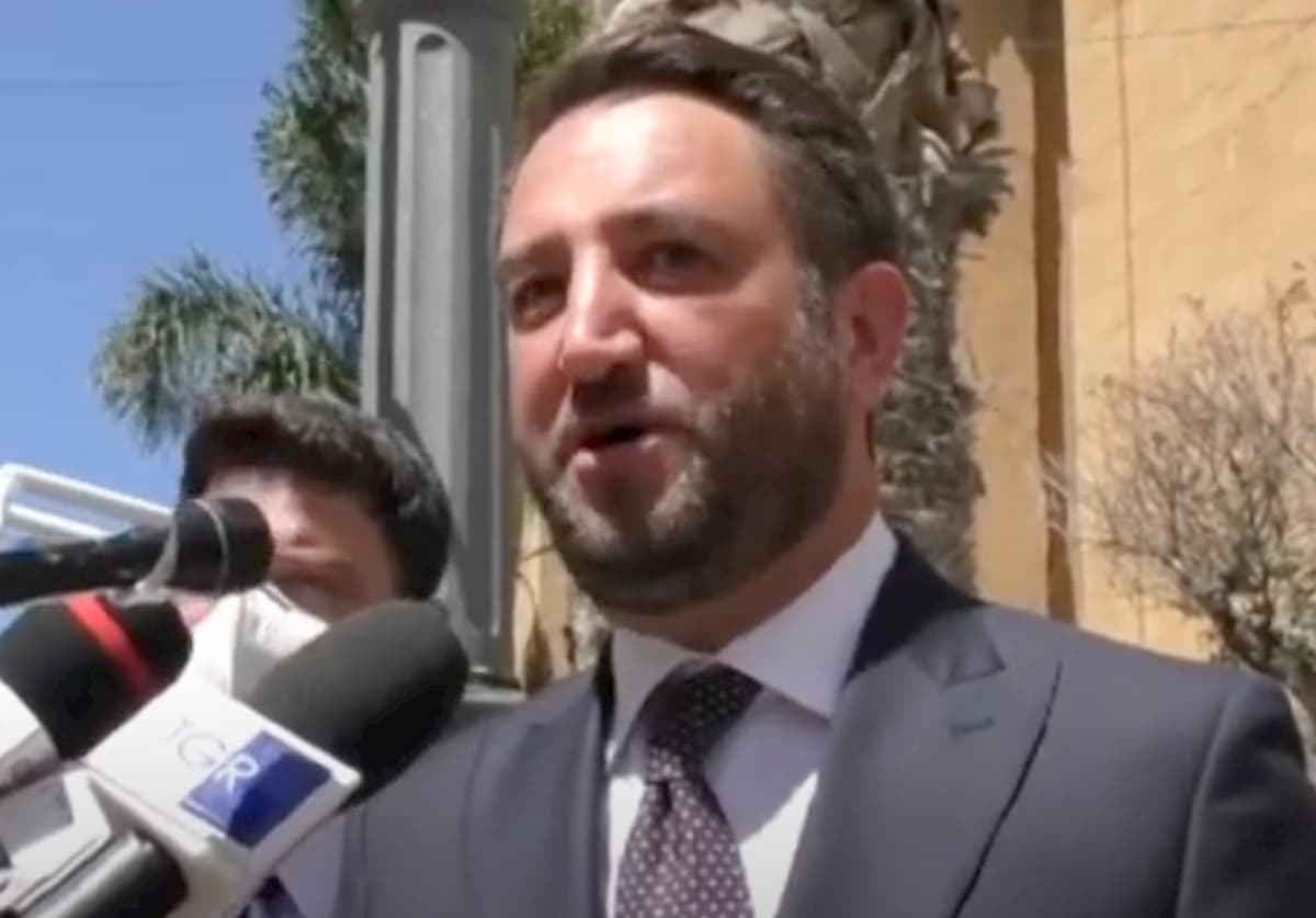 Gaffe di Giancarlo Cancelleri a Porto Empedocle: scambia la Moby Zazà dei migranti per nave da crociera