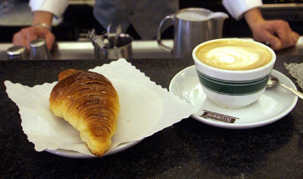 Venezia, 21 euro per un cappuccino e una spremuta. Colpa del servizio al tavolo forzato