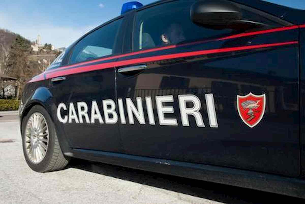 un'auto dei carabinieri in servizio