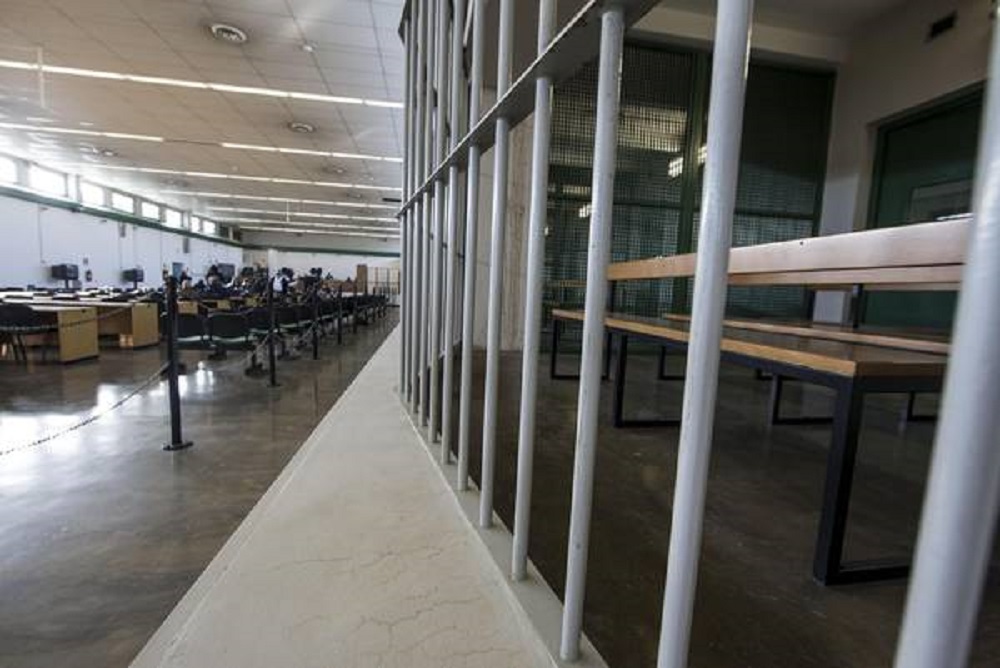 Carcere Santa Maria Capua Vetere, manifestazione degli agenti: "Bonafede dimettiti"