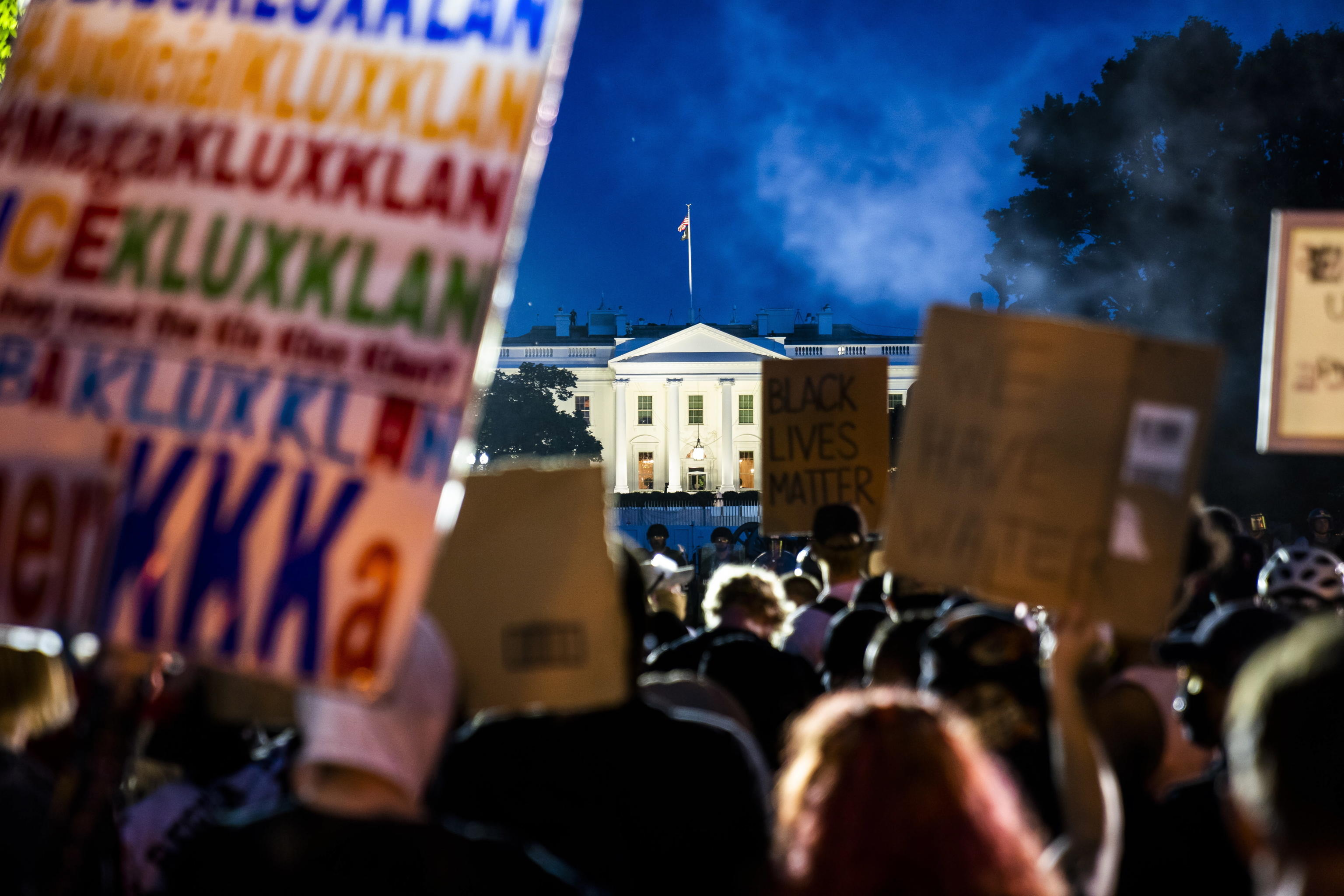 George Floyd proteste a Casa Bianca e scontri: Trump allontanati