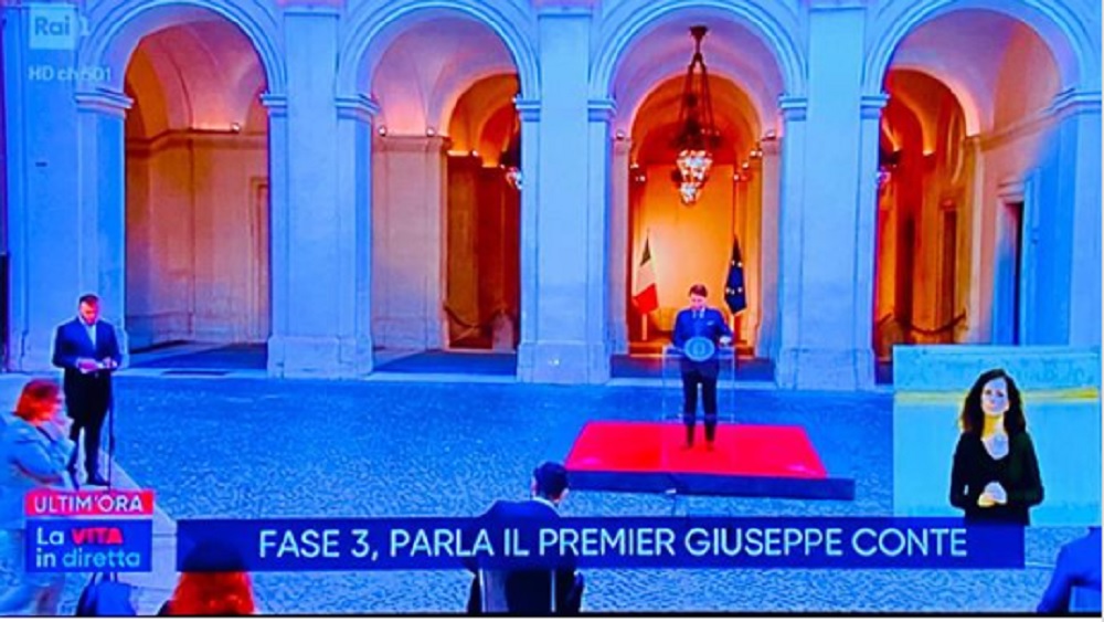 Rocco Casalino inquadrato mentre parla Conte. Luca Bizzarri: "E' fatto apposta"