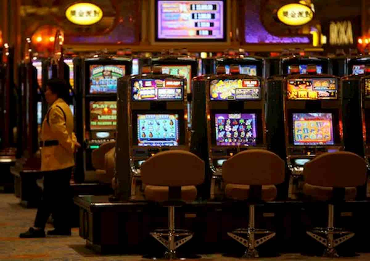 Lascia suo nipote in auto per giocare al casinò, bimbo di 5 anni muore: condannata a 17 anni