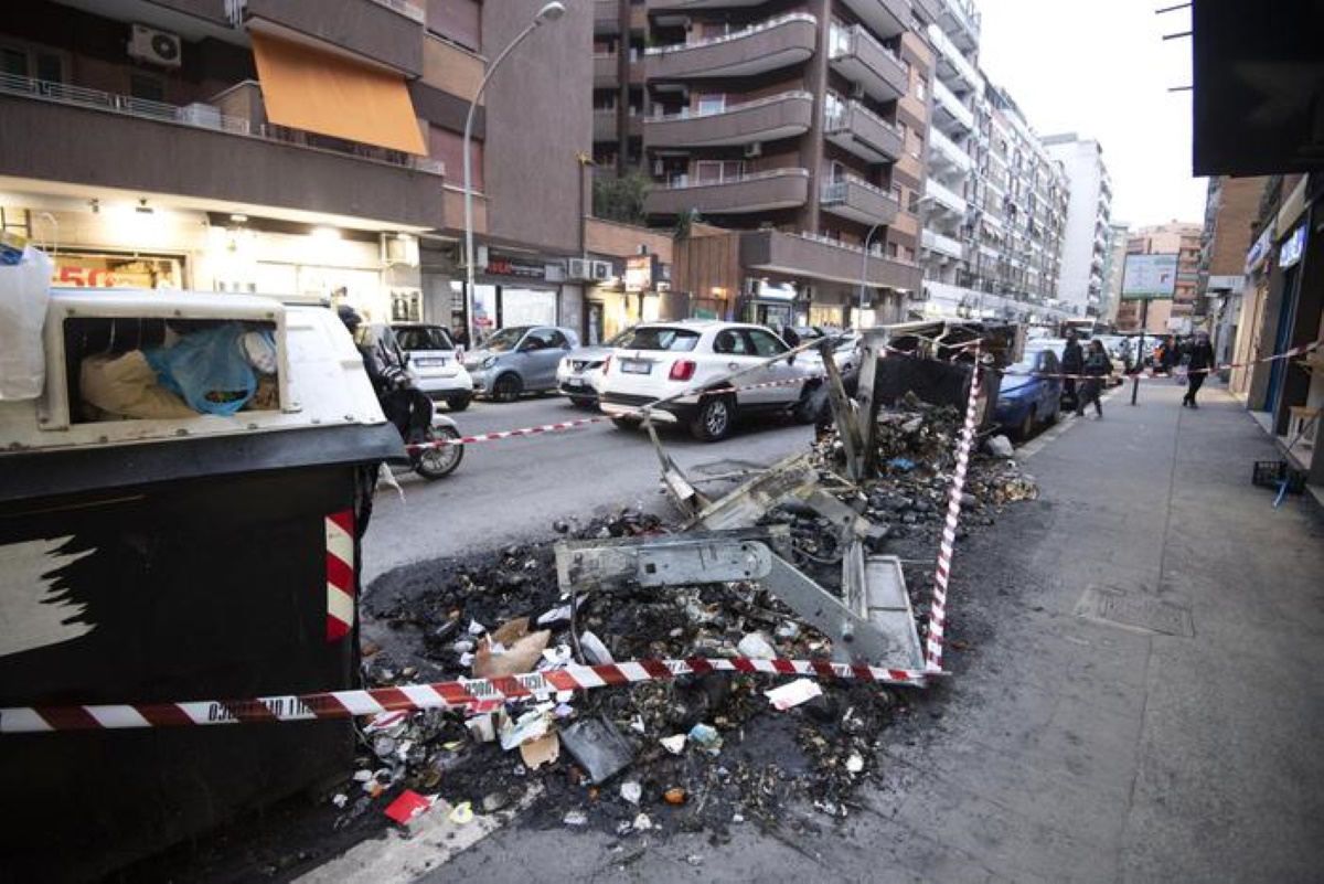 Cassonetti bruciati a Roma, 29 in 3 giorni: dal 2020 sono già 154