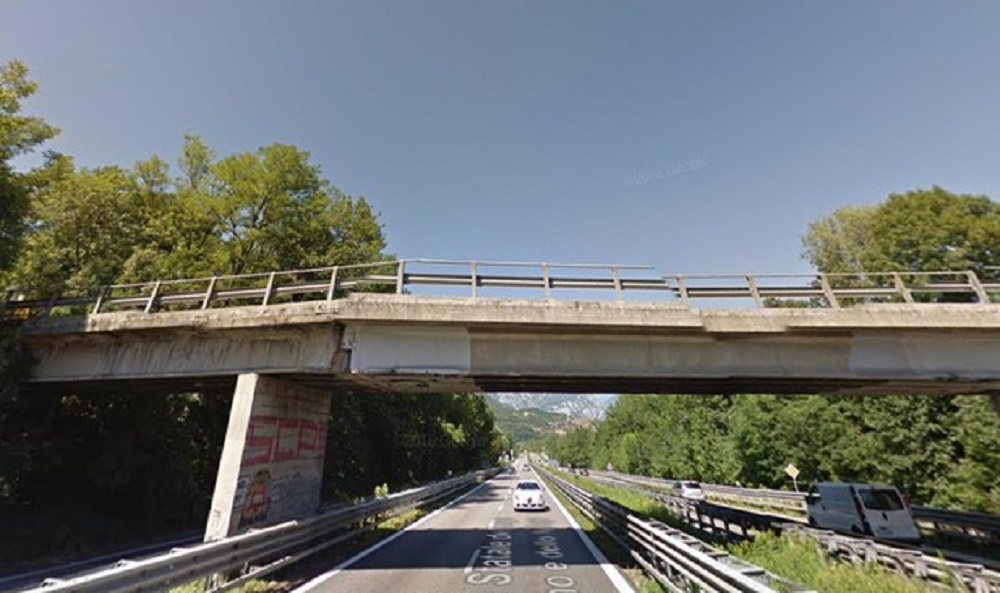 A12 Roma-Civitavecchia, calcinacci si staccano da un cavalcavia