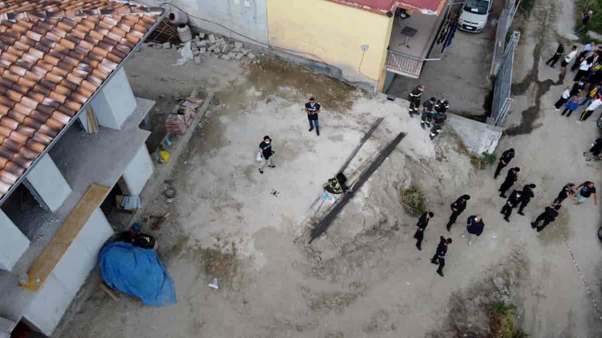 Napoli Pianura, crollo in un edificio a Pianura: 2 operai morti, 2 estratti vivi