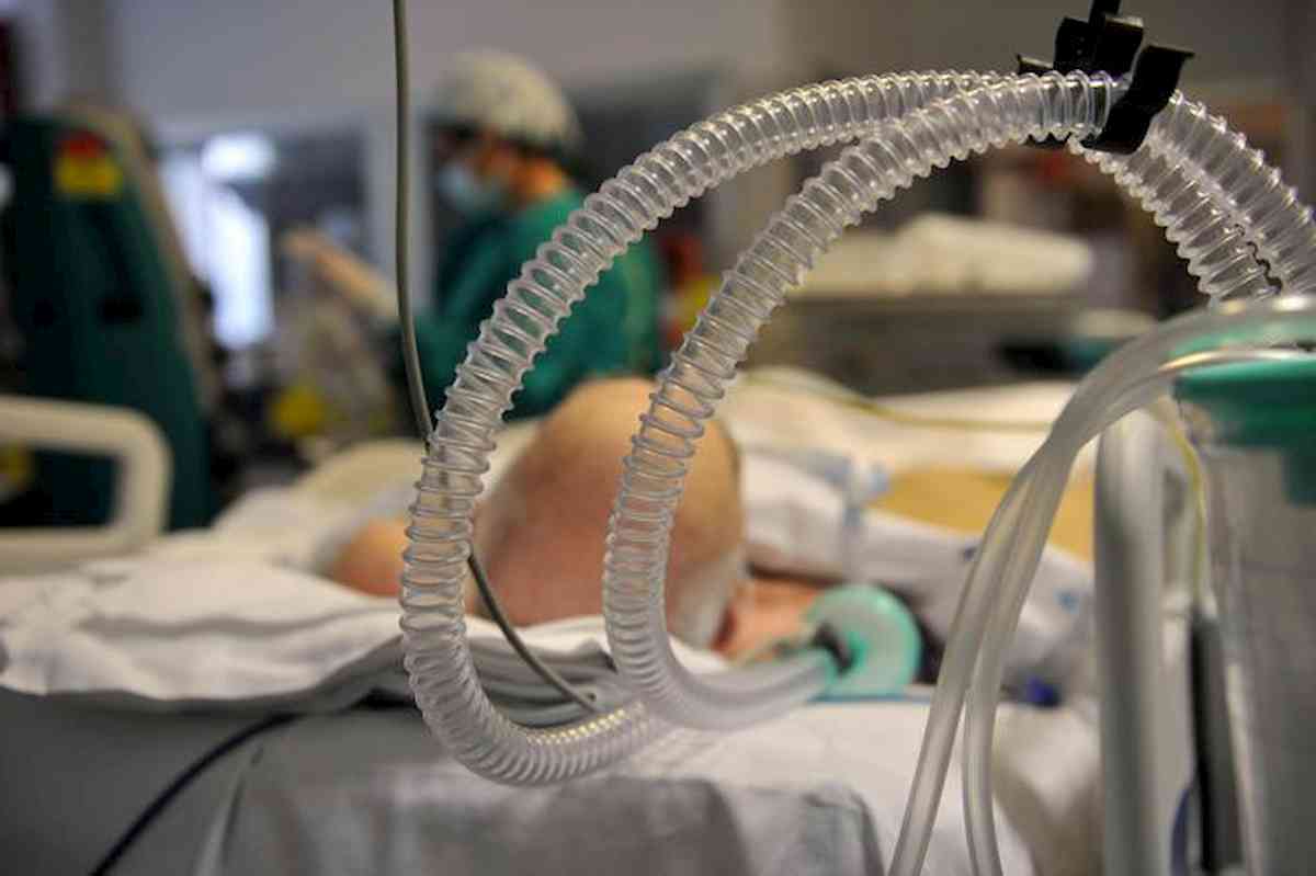 Coronavirus divide generazioni: 5 giovani su 10 vogliono essere curati prima di anziani