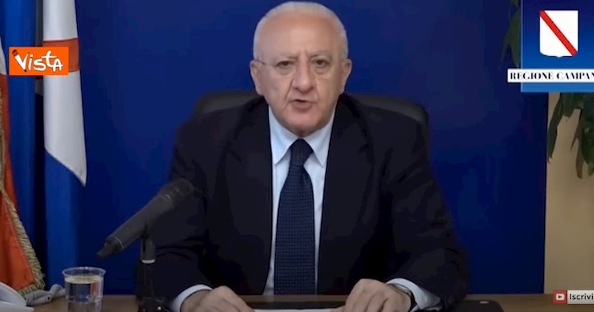 De Luca: "Dal 22 giugno stop obbligo di mascherina in strada in Campania"