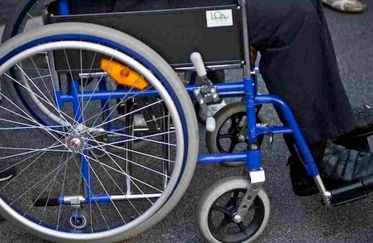 Mariano Comense, disabile in carrozzina travolta dal treno e trascinata sui binari