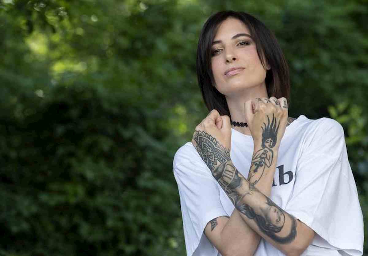 Chi è Ema Stockholma, la dj che ha lamentato violenze psicologiche madre