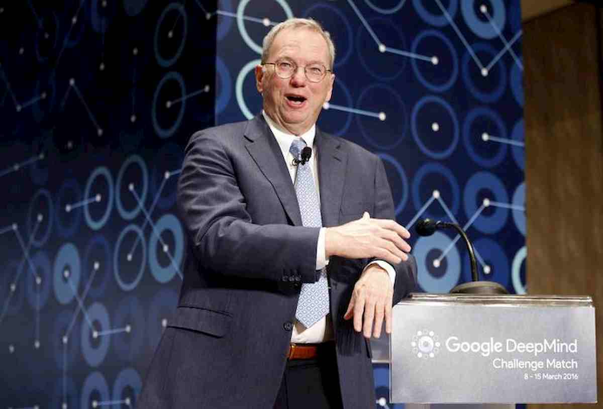 Eric Schmidt (ex Ceo Google) accusa Huawei: "Consegna i dati dei suoi router alla Cina"