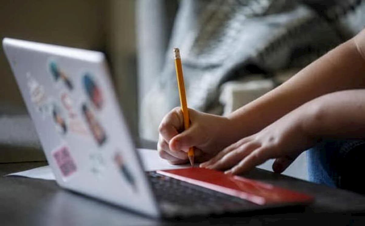 Esame di terza media, studentessa non riesce a collegarsi: prof va a casa sua e le presta il cellulare