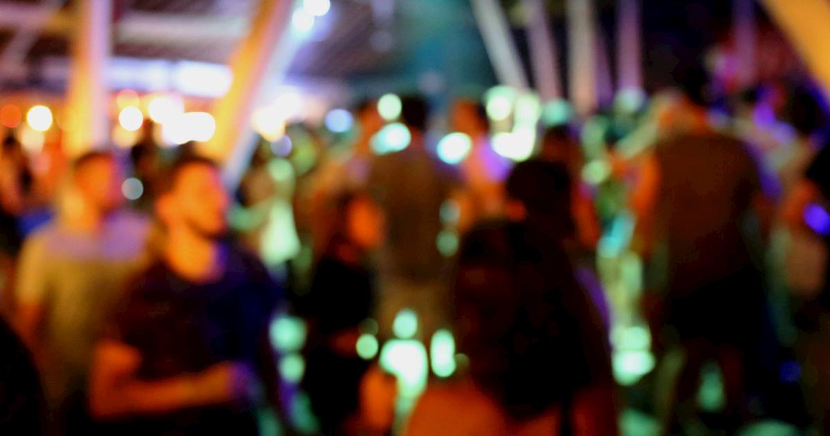 Pozzuoli, festa sulla spiaggia camuffata da aperitivo. Arrivano i vigili, stabilimento chiuso 5 giorni