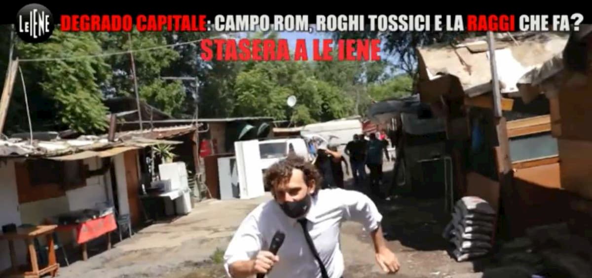 Filippo Roma aggredito in un campo rom a Roma: sassi e badilate contro l'inviato de Le Iene