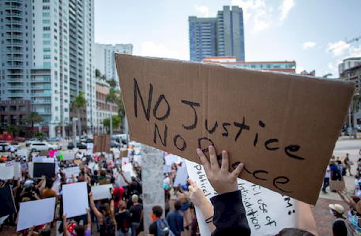 Goerge Floyd, l'agente accusato di omicidio volontario: rischia fino a 40 anni