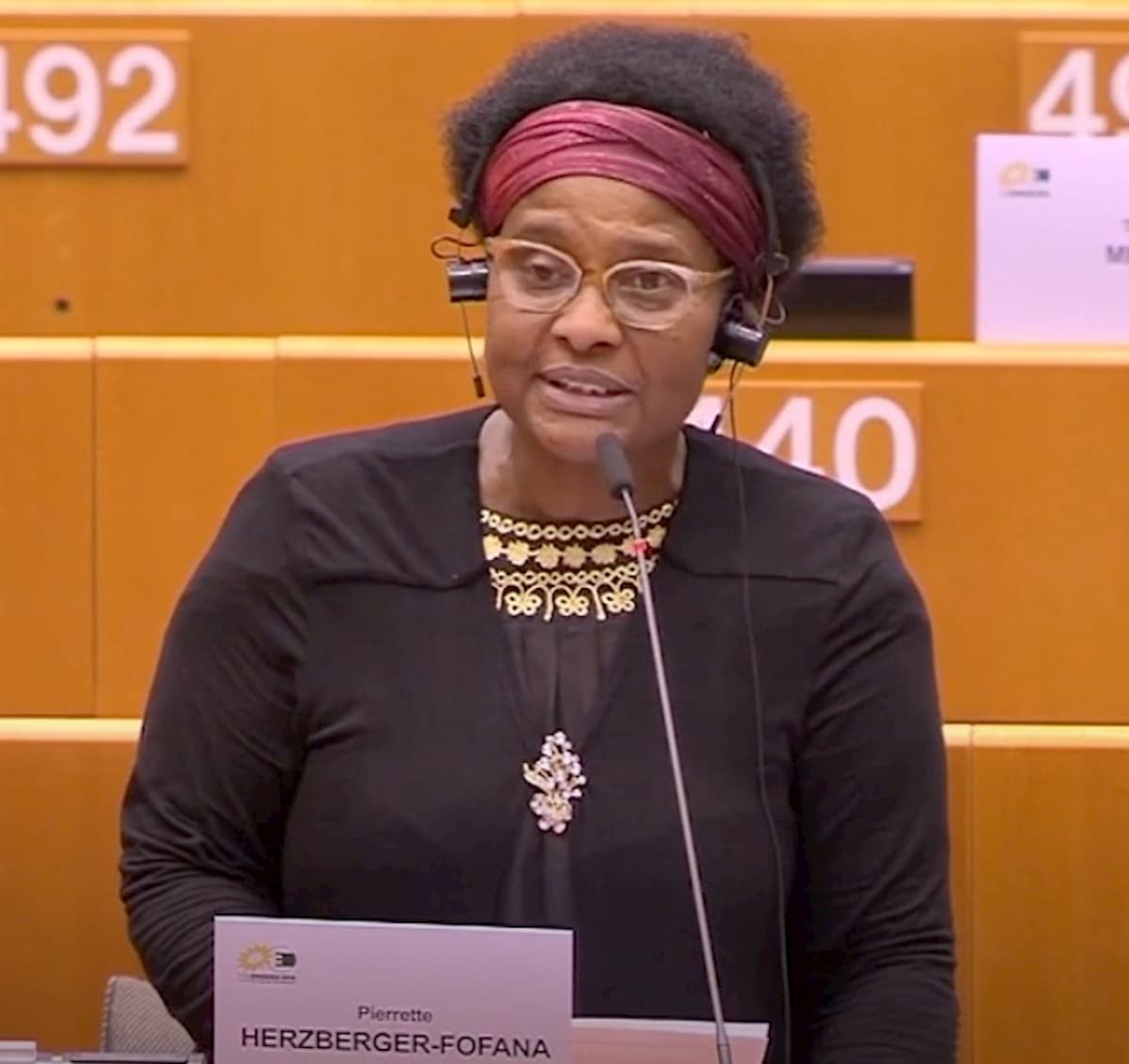 Razzismo, eurodeputata aggredita dalla polizia a Bruxelles solo perché nera VIDEO