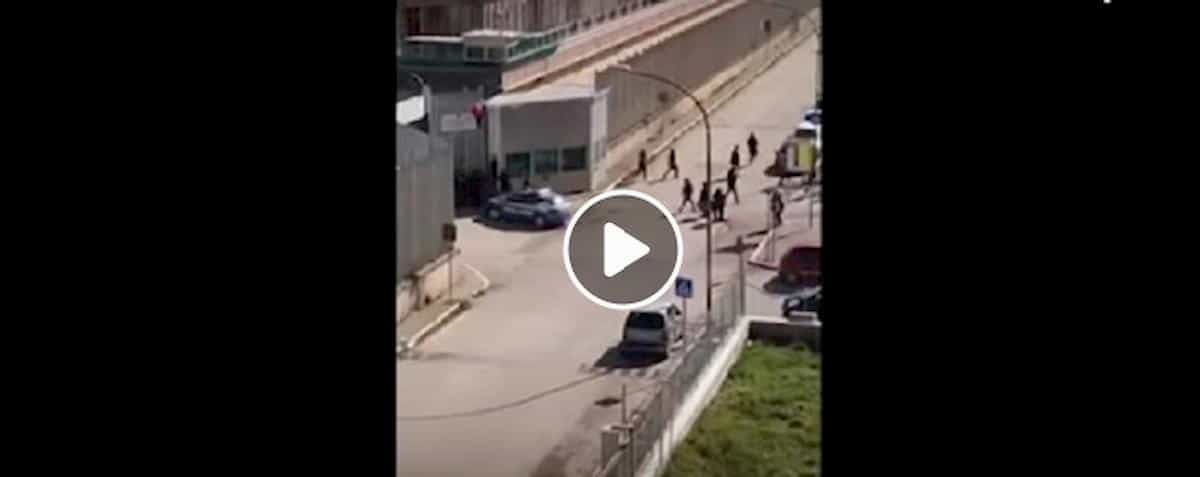 Foggia, arrestati 15 detenuti scappati il 9 marzo durante evasione di massa dal carcere