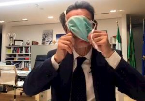 Regione Campania dichiara zona rossa a Mondragone, la Lombardia (nella foto Attilio Fontana) non lo fece e fu strage di vecchi