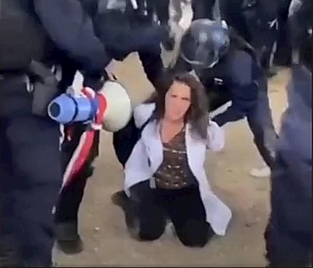 Francia, manifestazione dei sanitari: ecco come la polizia ha arrestato una infermiera VIDEO