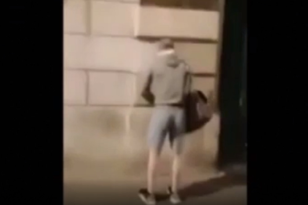 Nicola Franzoni denunciato per vilipendio dopo aver urinato sotto Palazzo Chigi