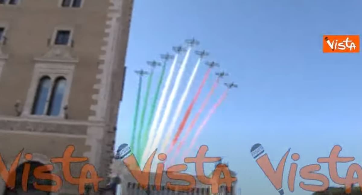 Le Frecce Tricolori volano nel cielo di Roma per la Festa della Repubblica VIDEO