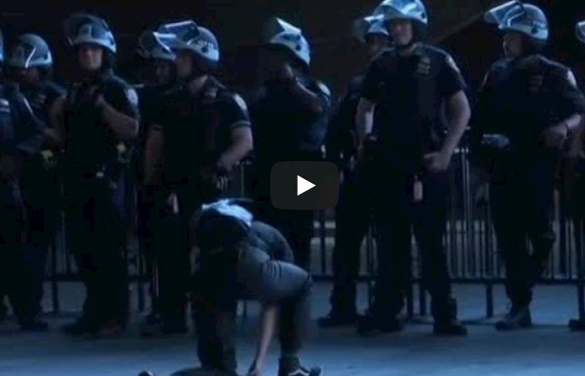 George Floyd, donna bianca si inginocchia davanti alla polizia di New York VIDEO