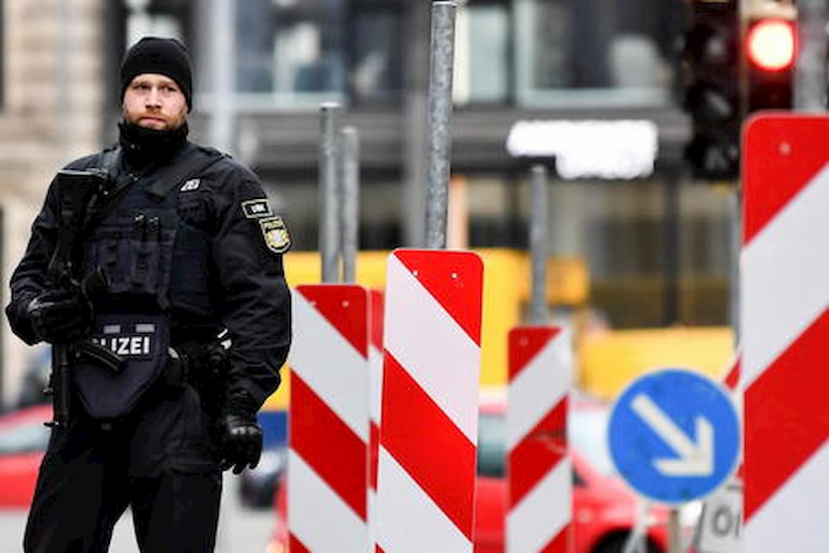 Germania, arrestato un giovane di estrema destra: su chat parlava di un attentato contro i musulmani