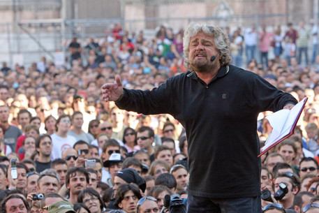 Beppe Grillo e il M5s ha deluso gli italiani, dal vaffa day al terzo mandato, c'è la colla sulle poltrone