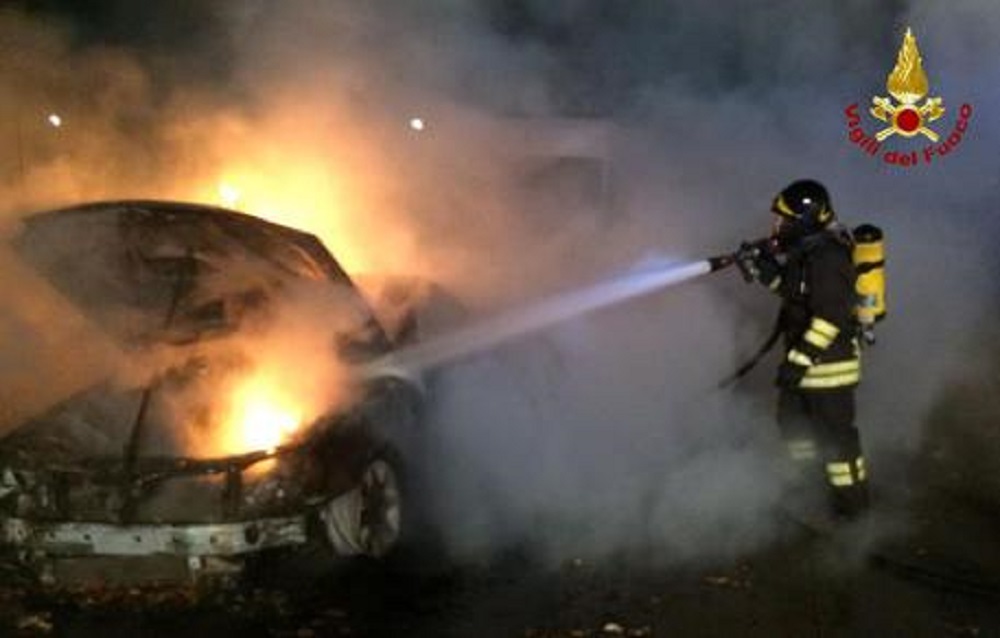 Roma, auto in fiamme: conducente sviene, salvato dai carabinieri