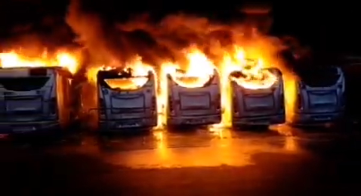 Incendio rimessa Atac, bus distrutti dalle fiamme a Magliana