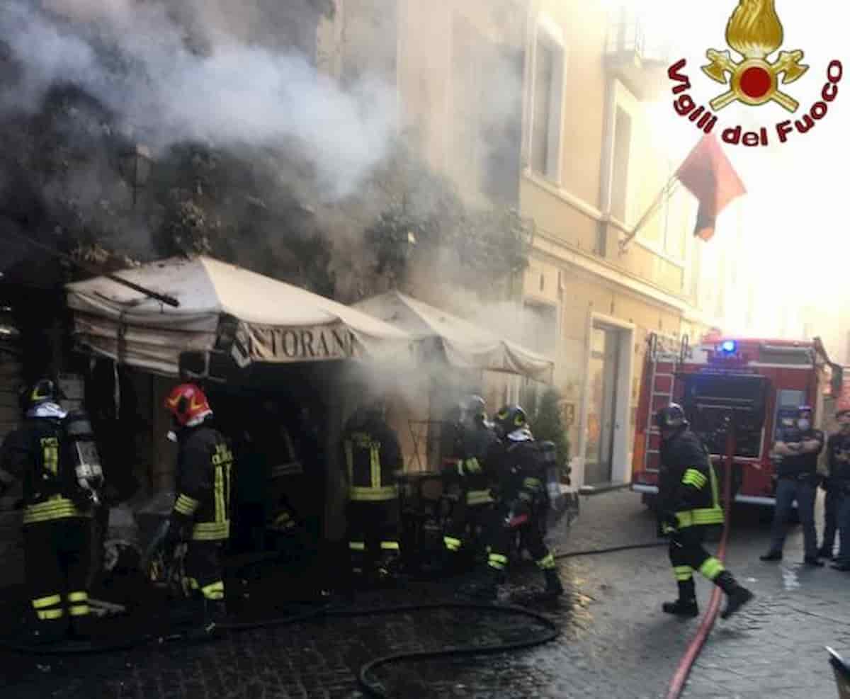 Incendio nel ristorante Al 34 in pieno centro a Roma: tre intossicati, tra i quali una bambina