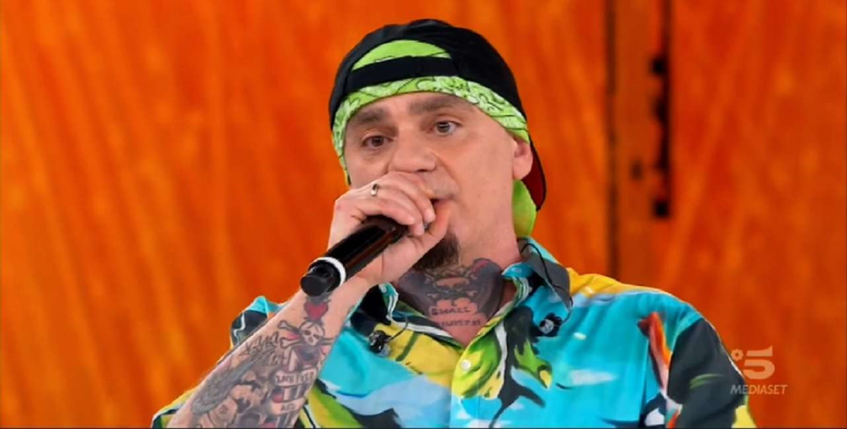 J-Ax appello governo Conte ad Amici Speciali: Non dimentichi gli artisti