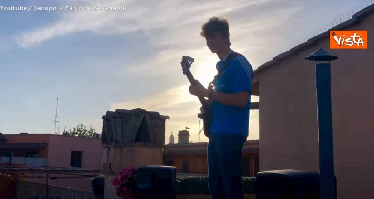 Maturità 2020, suona Notte prima degli esami dai tetti sopra piazza Navona VIDEO