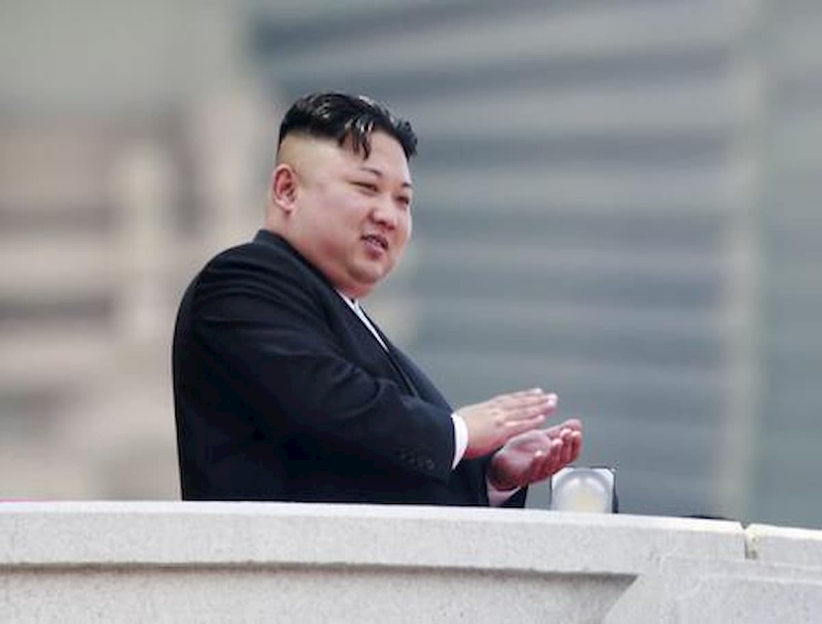 Corea del Nord, Kim Jong-un mette al bando i rapporti se**uali tra adolescenti