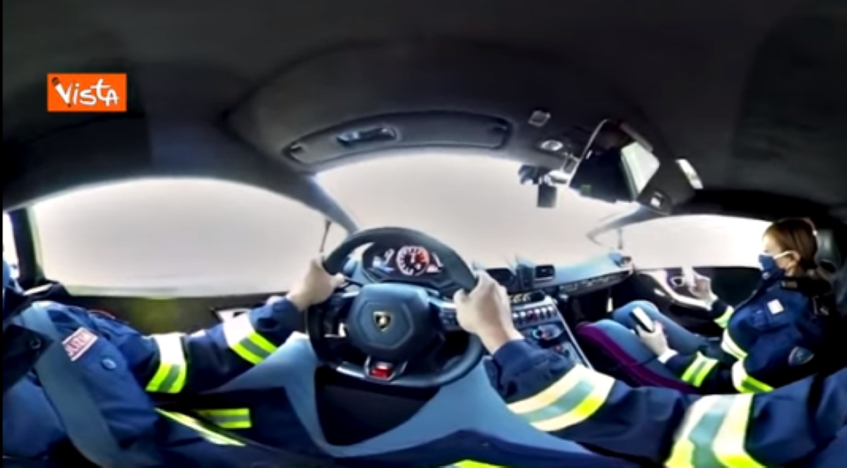 Lamborghini Polizia di Stato, vuoi guidarla? Ora puoi sui social VIDEO